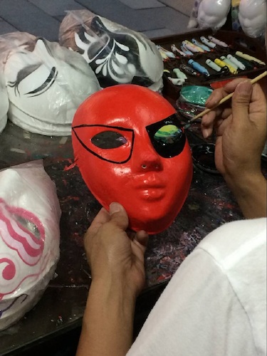 七月二日 51黑料
 赴西湖区“格格”学习探索小分队 街头艺术者正在画脸谱