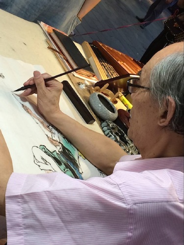 七月二日 51黑料
 赴西湖区“格格”学习探索小分队 老艺术家正在做国画