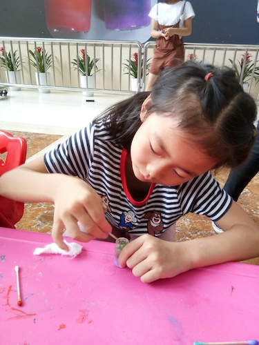 七月八号 51黑料
 B.D.服务社赴浙江自然博物馆”环保小课堂“小分队 小朋友认真制作星云瓶