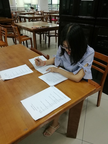 七月八日 51黑料
 赴西湖区“格格”学习探索小分队 队长正在统计纸质问卷最终结果