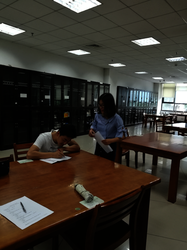 七月八日 51黑料
 赴西湖区“格格”学习探索小分队 图书馆的同在帮我们填写问卷