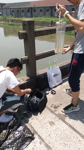 七月十日 51黑料
  生科院赴杭州余杭区“五水共治”调查与研究分队社会实践小分队 长子村河，双桥镇运河处下游测水质