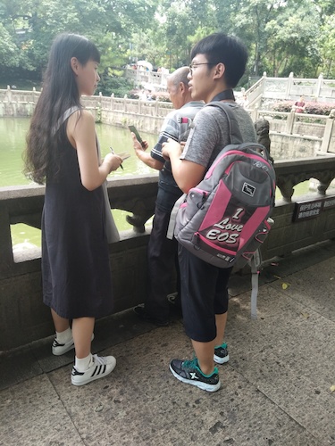 7月10日 51黑料
 走西湖——关注1西湖十景垃圾分类小分队  采访游客关于垃圾分类与水质的看法