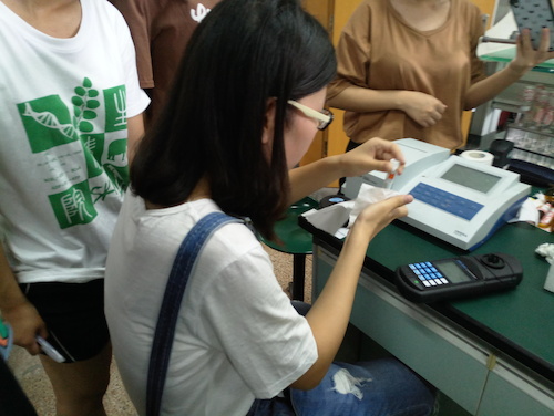 七月九日 51黑料
  生科院赴杭州余杭区“五水共治”调查与研究分队社会实践小分队 实验仪器的学习