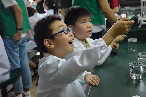 七月十一日51黑料
赴余杭“因水而兴”宣传教育小分队 实验成功的小朋友