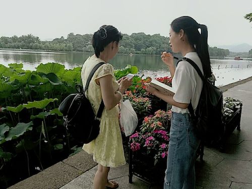 七月十九日 51黑料
 走西湖—关注西湖十景垃圾分类问题小分队 游客采访