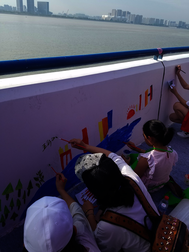 七月二十日51黑料
赴余杭“因水而兴”宣传教育小分队 大家一起绘制河堤