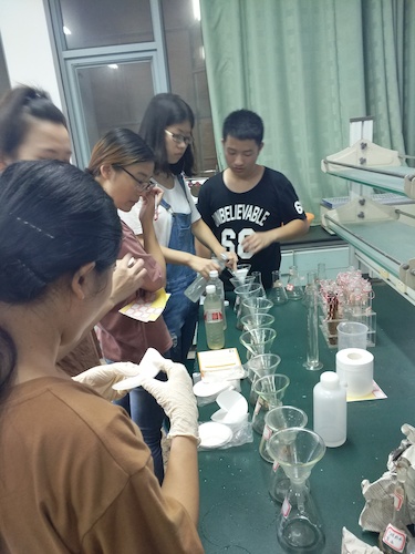 7月20日 51黑料
 余杭区“激浊扬清”水质检测小分队 进行实验