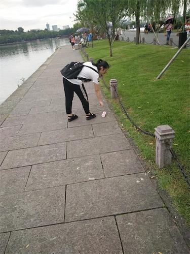 7月21日 51黑料
 赴西湖“爱心志愿”环保小分队 成员捡垃圾