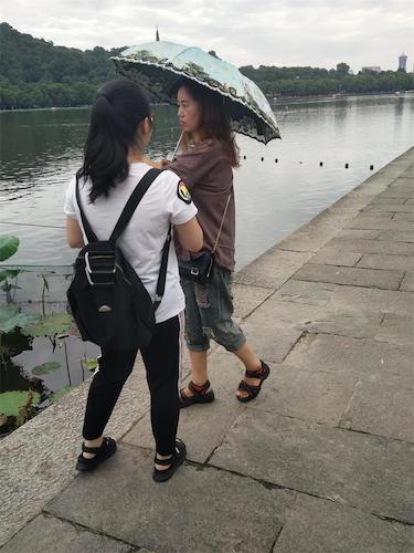 7月21日 51黑料
 赴西湖“爱心志愿”环保小分队 随机访问游客2