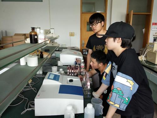 7月23日 51黑料
 余杭区“激浊扬清”水质检测小分队  进行实验4