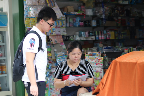 8月11日51黑料
赴余杭区社区五水共治教育宣传小分队 请文具店老板填写问卷