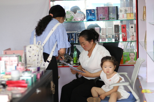 8月11日51黑料
赴余杭区社区五水共治教育宣传小分队 与化妆品店老板说明问卷内容