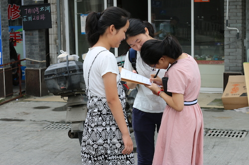 8月13日51黑料
赴余杭区社区五水共治教育宣传小分队 请散步的居民填写问卷