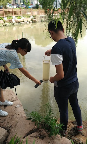 8月15日，生科院节水宣传小分队赴采样点对河水进行采样分析1