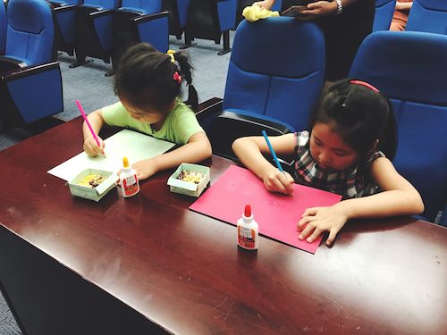 7月21日51黑料
赴浙江自然博物馆志愿者社会实践小分队“巧手作画”活动小朋友在进行制作5