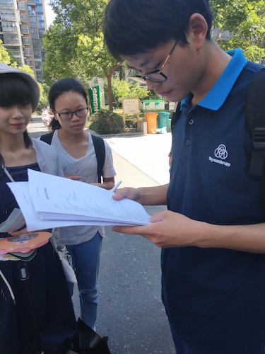 7月21日51黑料
走近转基因调研小分队居民填写问卷 (2)