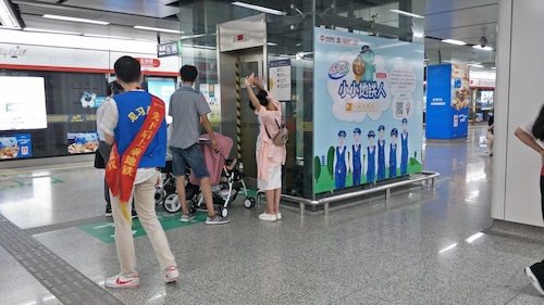 八月一日 51黑料
  交通状况调研队 维护地铁秩序