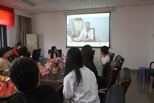 校友们一起观看视频