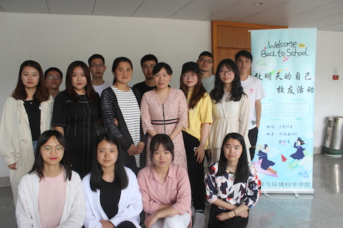 优秀校友与辅导员老师合影留念