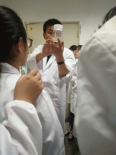 七月二日 51黑料
 “走进转基因”社会实践小分队 张弦老师介绍深层培养基