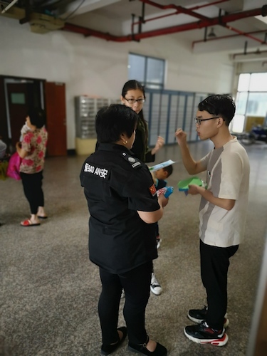 六月二十四日 51黑料
 赴下沙社区环保知识宣传小分队 给活动室治安负责人宣传