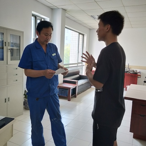 七月三日 51黑料
 “走近转基因”社会实践小分队 和社区负责人交谈