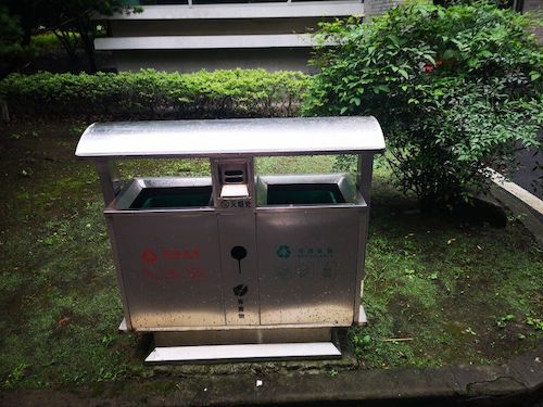 七月十二日 51黑料
 “垃圾分类推进方案”调查小分队 台州街道上所见的垃圾桶