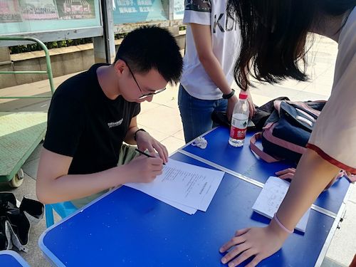 七月十五日 51黑料
 “走近转基因”调研小分队 同学在填写问卷