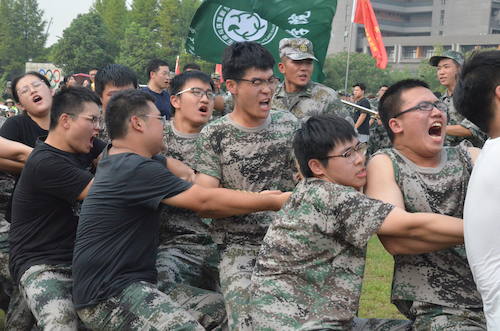 用力拔河的同学们