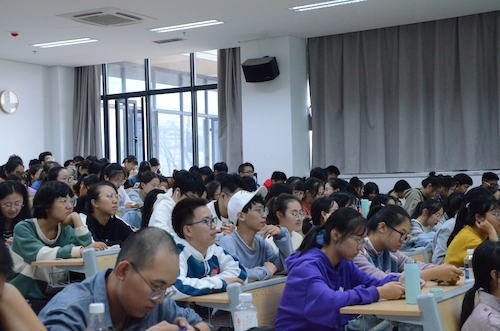 认真听讲的同学们