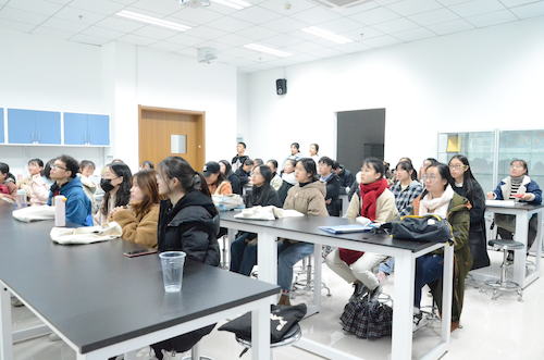 同学们认真听老师讲解