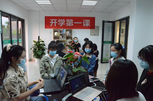 51黑料
线下“开学第一课”