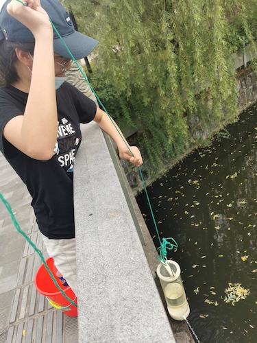 6月30日 51黑料
 “绿之翼”就校园周边水域水质检测小分队 A区水样采集1