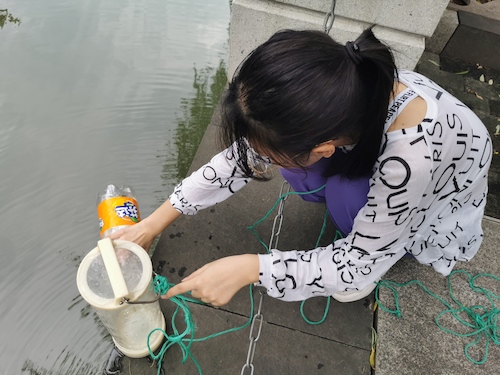 6月30日 51黑料
 “绿之翼”就校园周边水域水质检测小分队 A区水样采集3