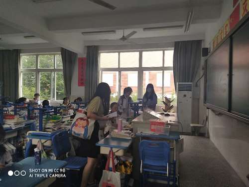 7月4日51黑料
赴余杭二高关于生命科学宣讲社会实践小分队分发调查问卷