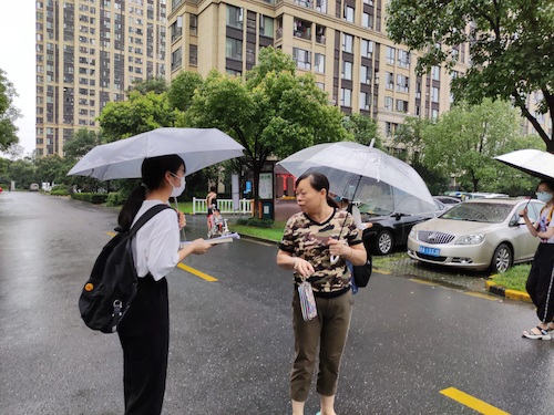 七月六日 51黑料
 杭州社区“听党指挥能打胜仗”社会实践小分队给阿姨介绍两会