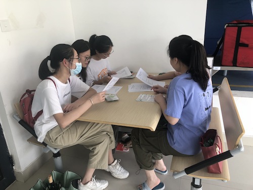 七月十五日 51黑料
 “走近转基因”调研小分队 调研讨论