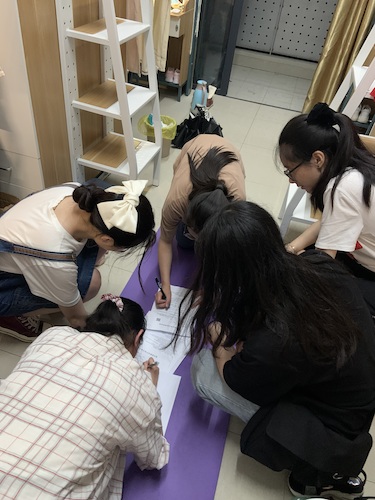 七月九日 51黑料
 杭州社区“听党指挥能打胜仗”社会实践小分队小组成员讨论