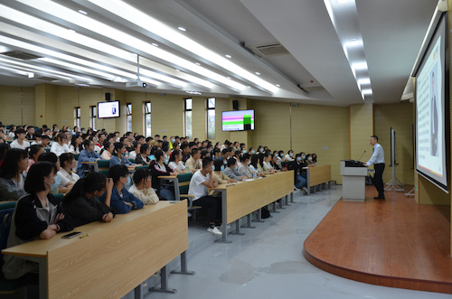 同学们认真听讲