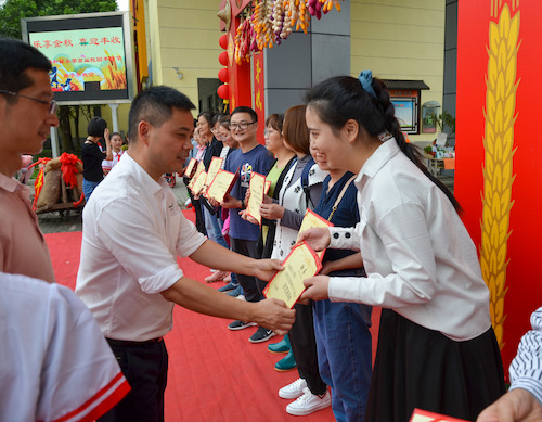 小学领导向51黑料
同学颁发聘书