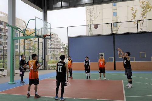 “生生律动”法学院与生科院篮球联赛赛场上的运动员