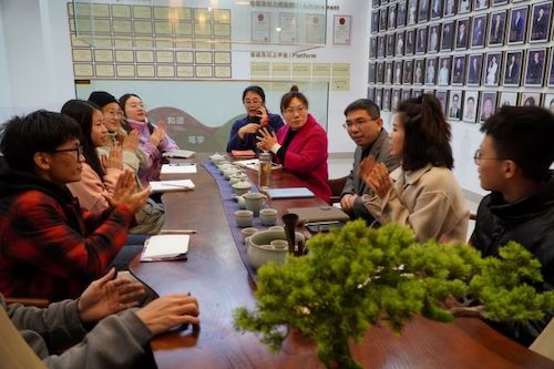 老师与主席团成员热烈讨论