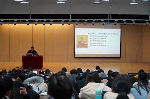 同学们认真听讲