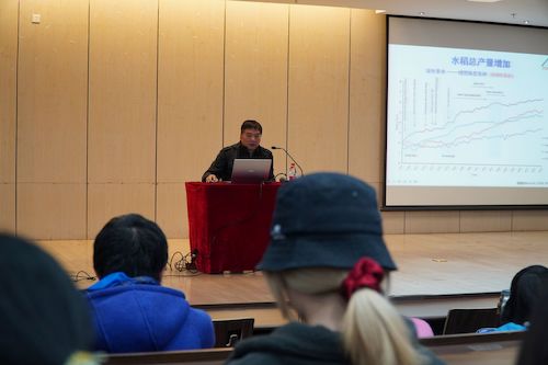 郭龙彪老师为同学们讲解水稻相关知识
