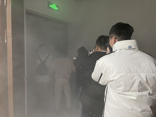 疏散引导员带领下有序逃生