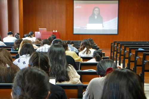 同学们观看直播