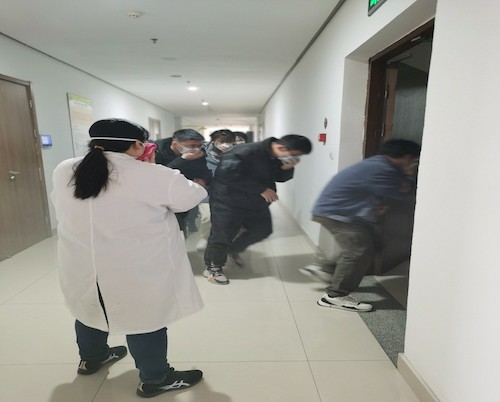 疏散引导员带领下有序逃生