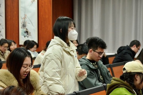 同学向老师提问