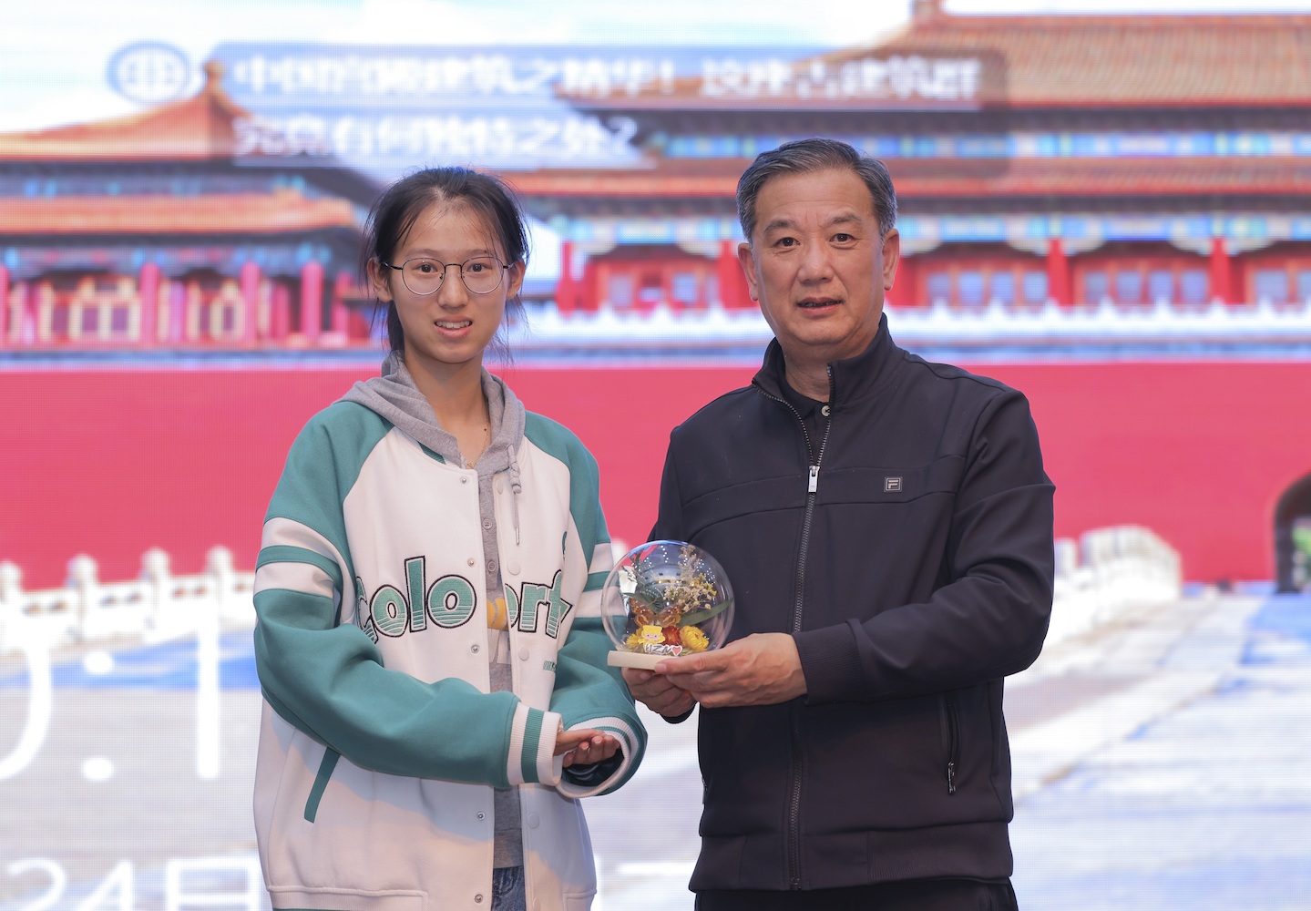 学生代表送上永生花纪念品-1